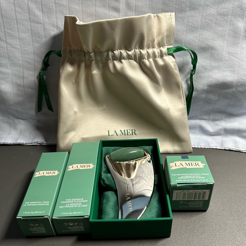 SOLD LA MER Gift Set - 3 samples, Jade Facial Roller and Satin Drawstring Bag
